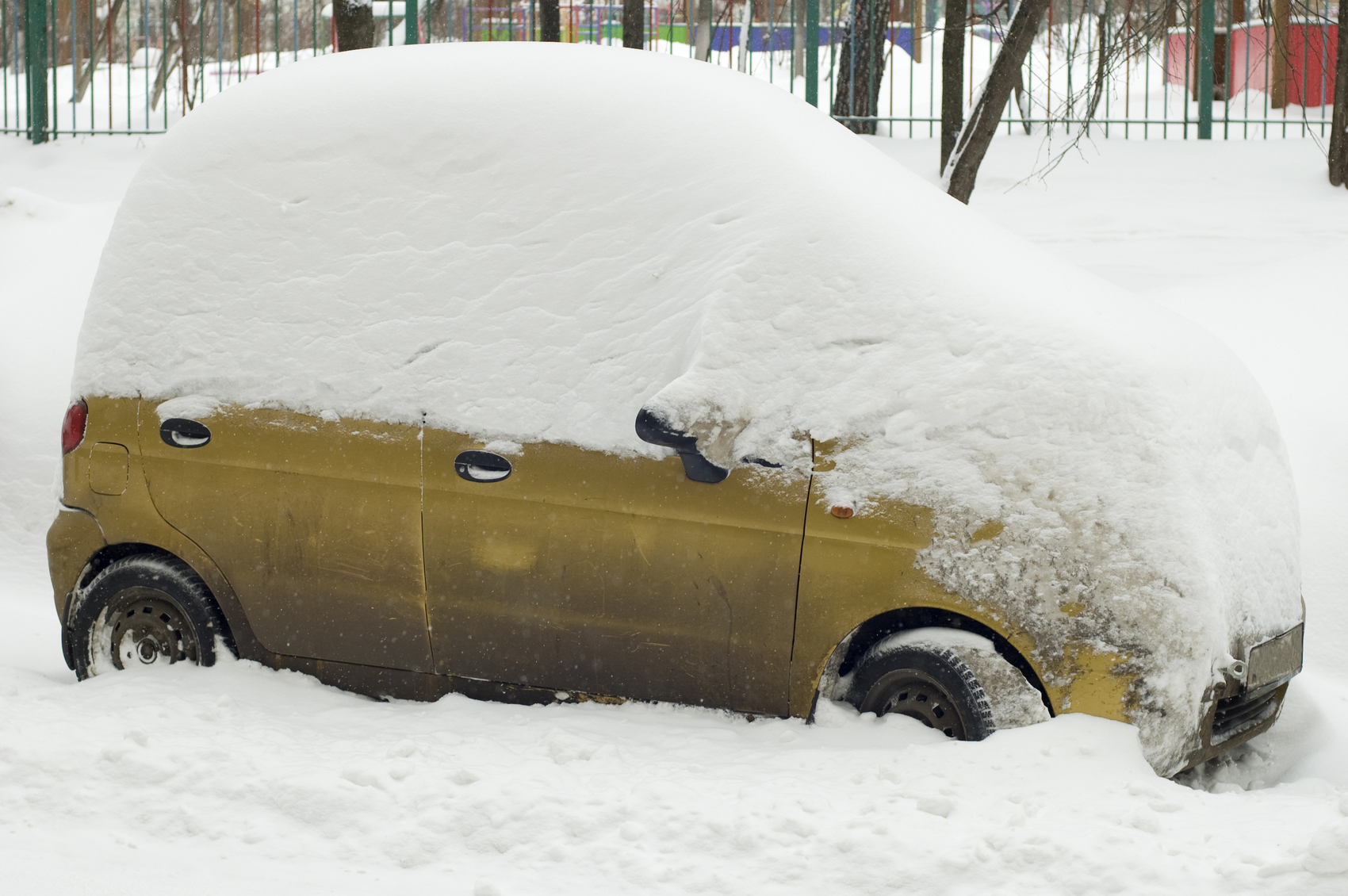 ЦОДД предупреждает водителей о снегопаде и гололедице в Москве, фото