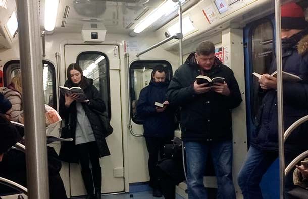 Читай-город. Фото из московского метро получило десятки тысяч лайков западных пользователей «Твиттера», фото