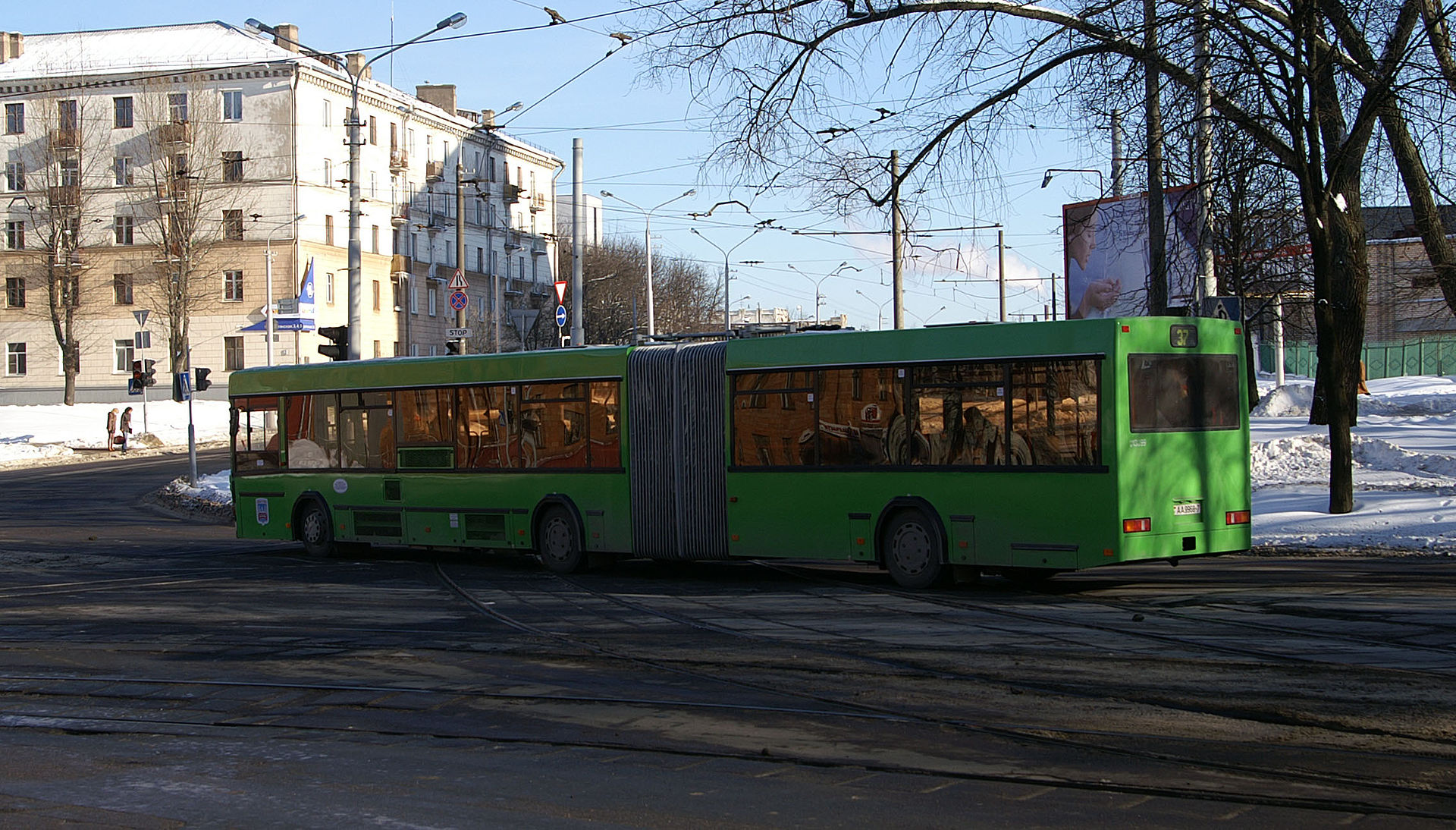 На самые загруженные маршруты Москвы выпустили дополнительные автобусы, фото