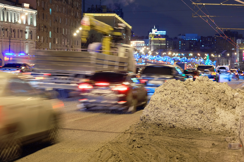 На уборку снега с дорог Москвы вышло более 10 тысяч спецавтомобилей, фото