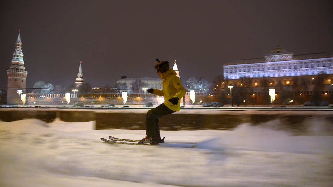 Фрирайдер прокатился на горных лыжах по центру Москвы, фото