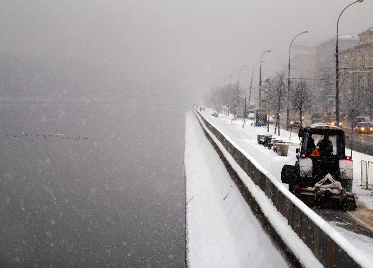 За прошедшие сутки‍ с улиц Москвы вывезли 1,25 млн куб. м снега, фото