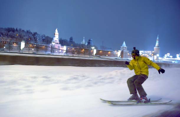 С ветерком мимо Кремля. Москвич прокатился на лыжах по центру, прикрепив себя тросом к машине, фото