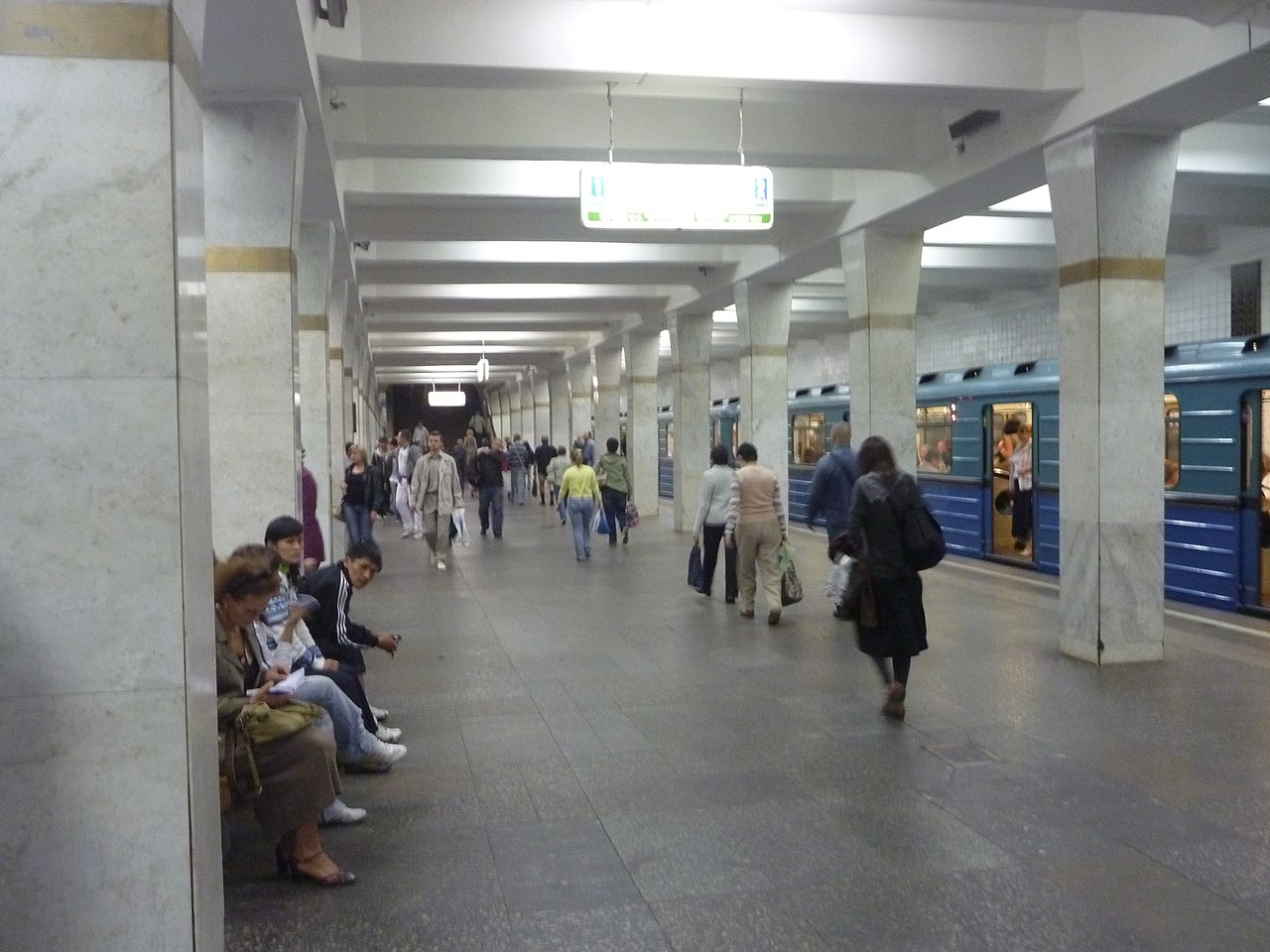 На фиолетовой линии московского метро задерживаются поезда, фото
