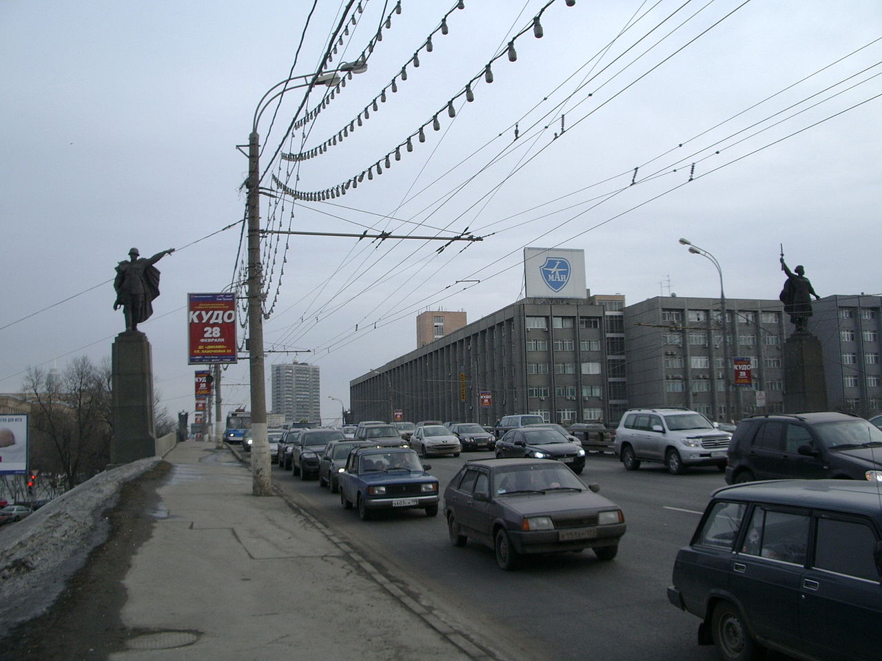 На западе Москвы ограничили движение транспорта по трем путепроводам, фото