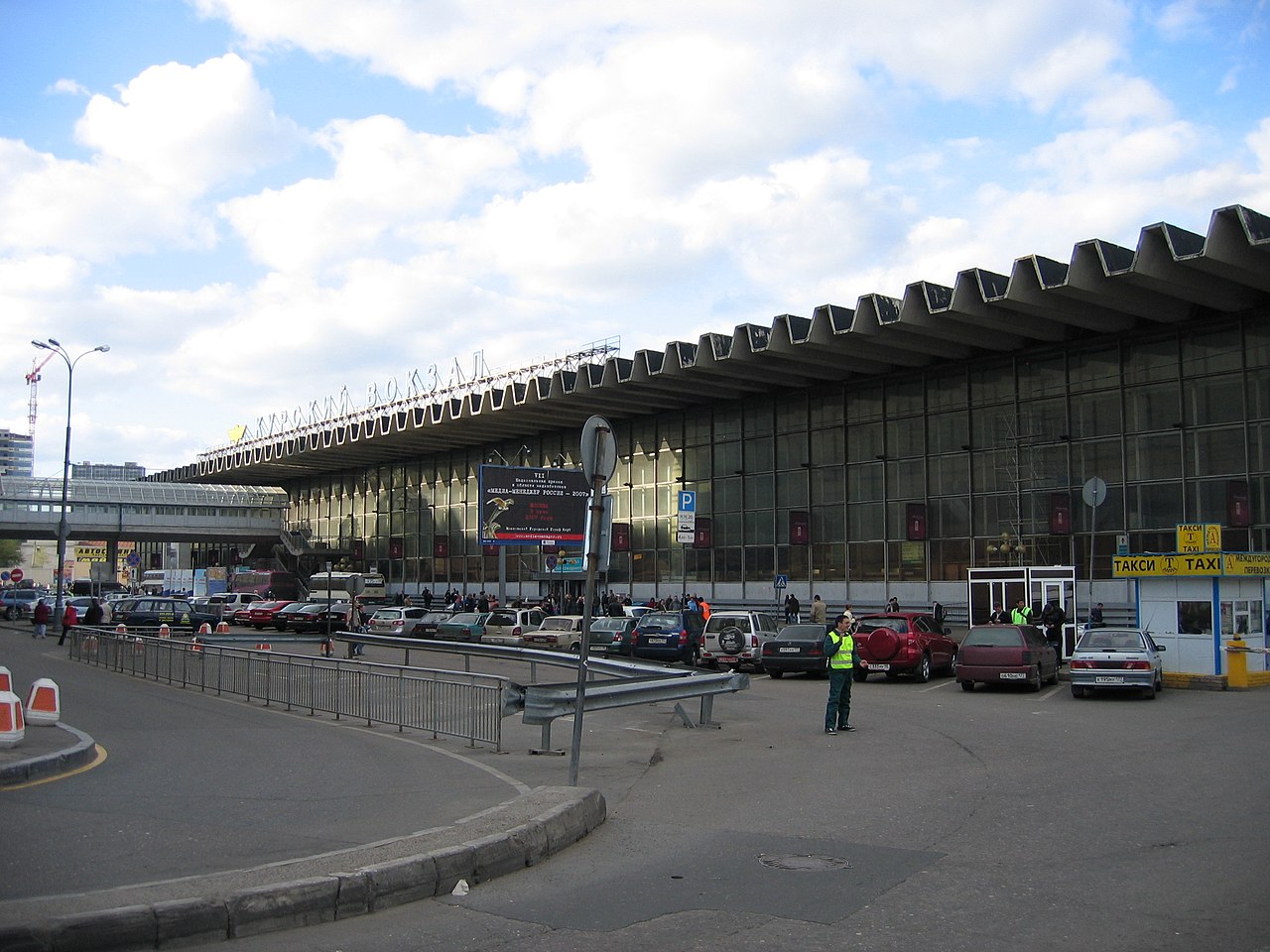 В Москве после анонимного звонка‍ эвакуировали Курский вокзал, фото