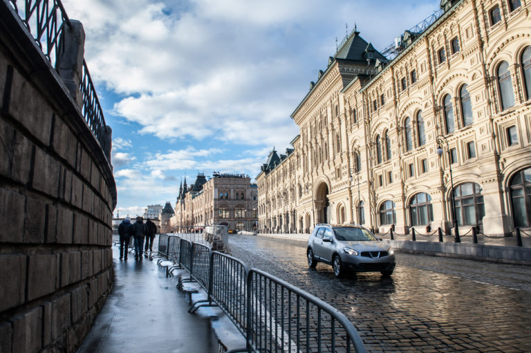 Синоптики обещают теплую и ветреную погоду на Пасху в Москве, фото