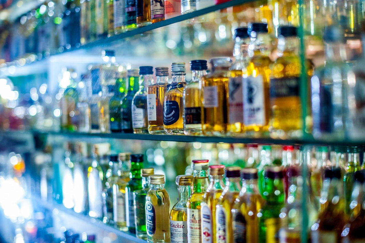 Магазины Москвы перед 9 мая проверят на наличие нелегального алкоголя, фото