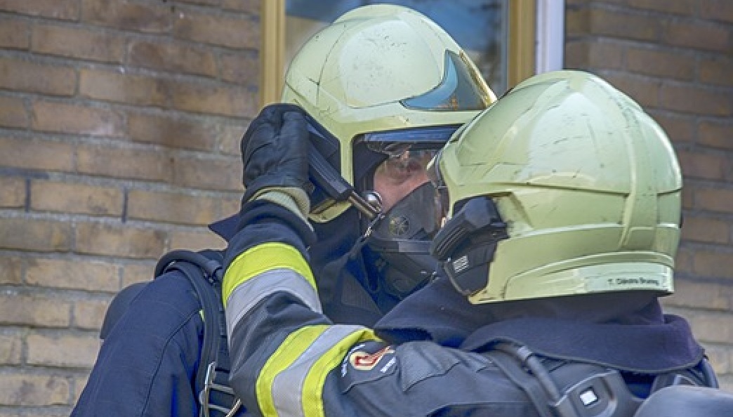 Пожарные спасли 15 человек из горящей квартиры на северо-востоке Москвы, фото