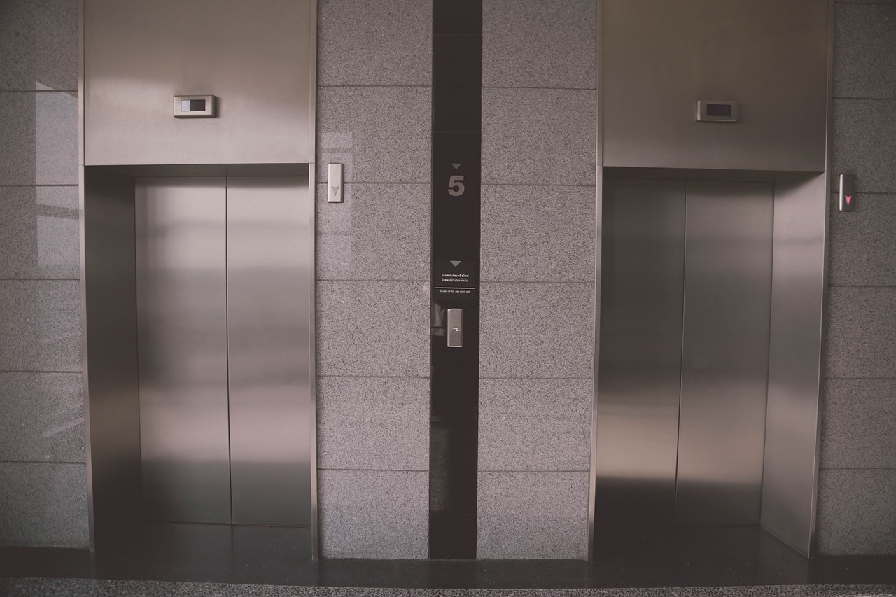 В Москве завершена программа замены лифтов старше 25 лет, фото