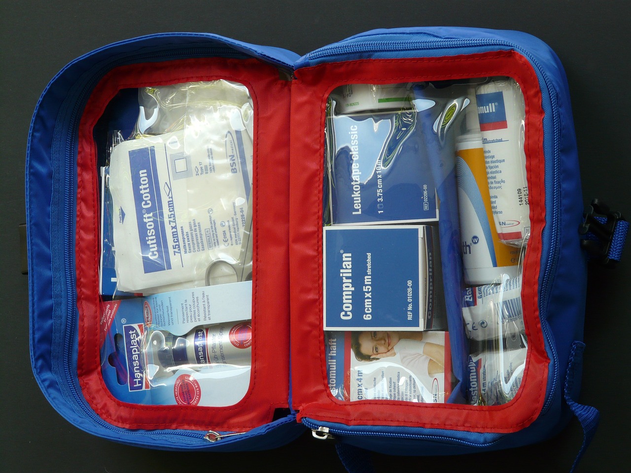 Аптечка и рюкзак болельщика, фото