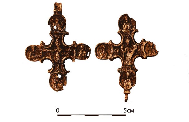 На Маросейке нашли крест и печные изразцы ХVI века, фото