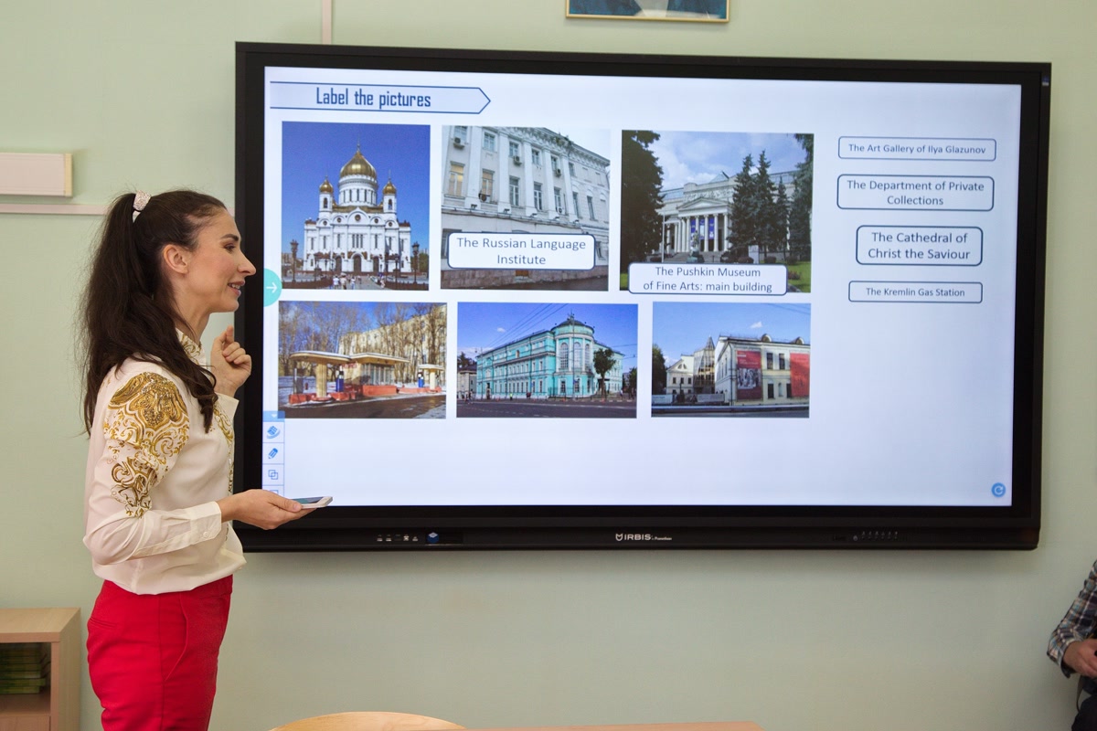 Учителя получают городскую надбавку за развитие Московской электронной школы, фото