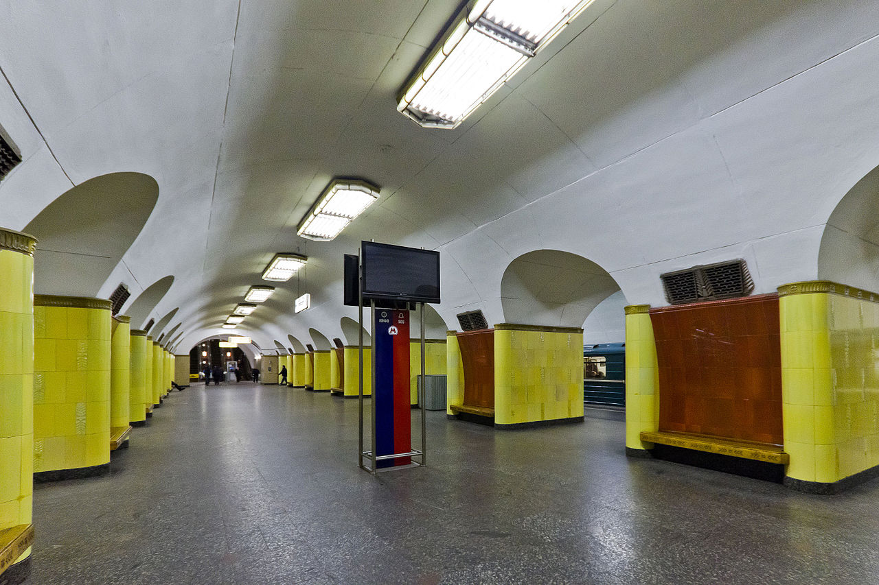 Вестибюли метро оснастили турникетами для футбольных болельщиков, фото