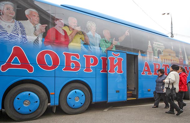 10 тысяч московских пенсионеров прокатились на «Добром автобусе», фото