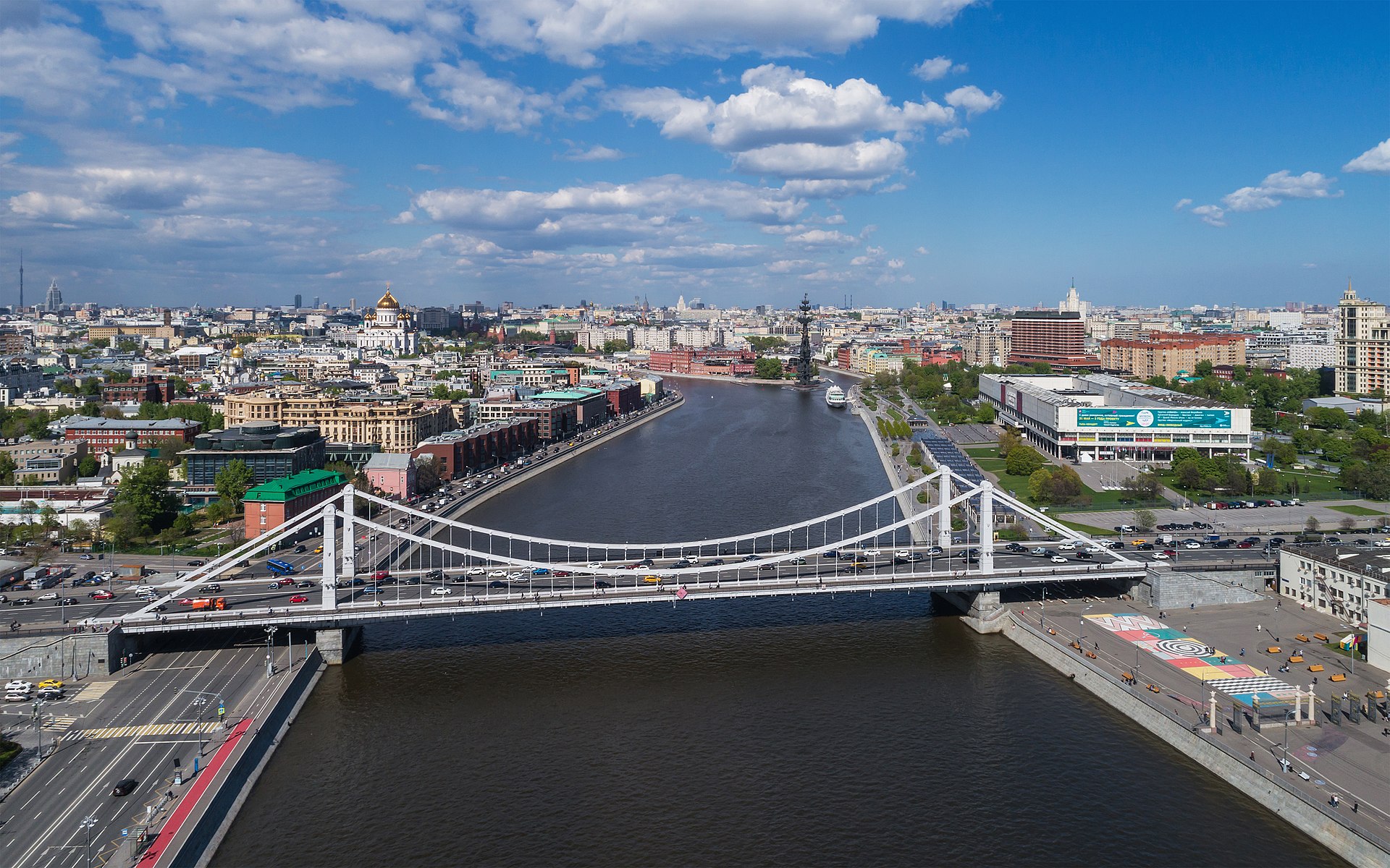Крымский мост в Москве украсят красной подсветкой, фото
