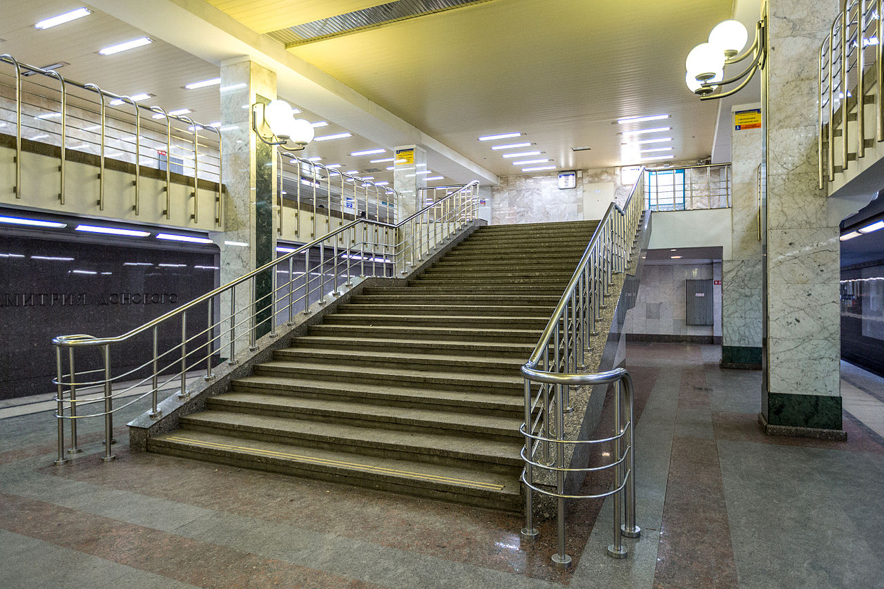 В Москве погиб пассажир метро, пытаясь скатиться по перилам лестницы, фото