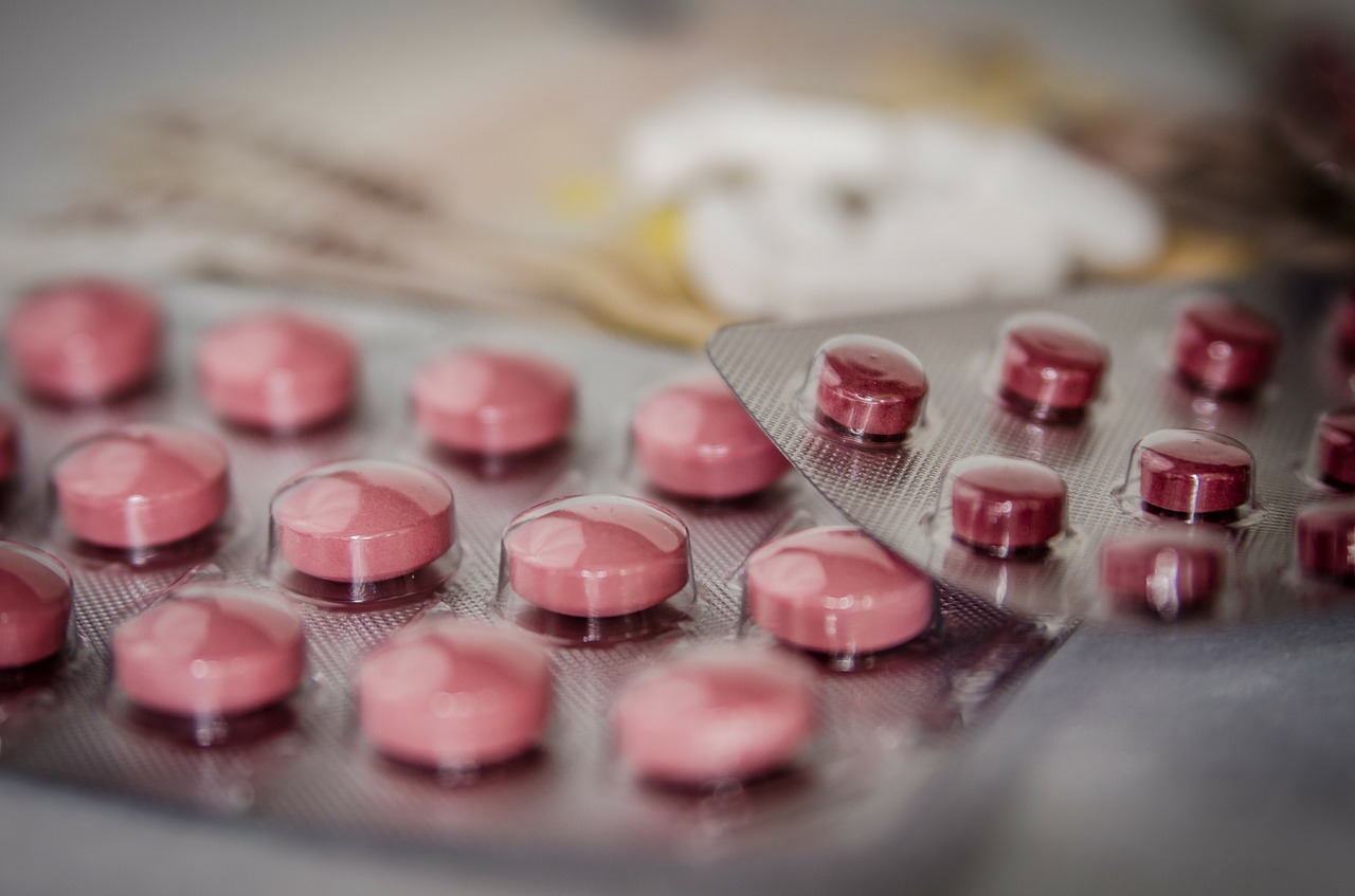 Аптеки обяжут информировать покупателей о дешевых аналогах лекарств, фото