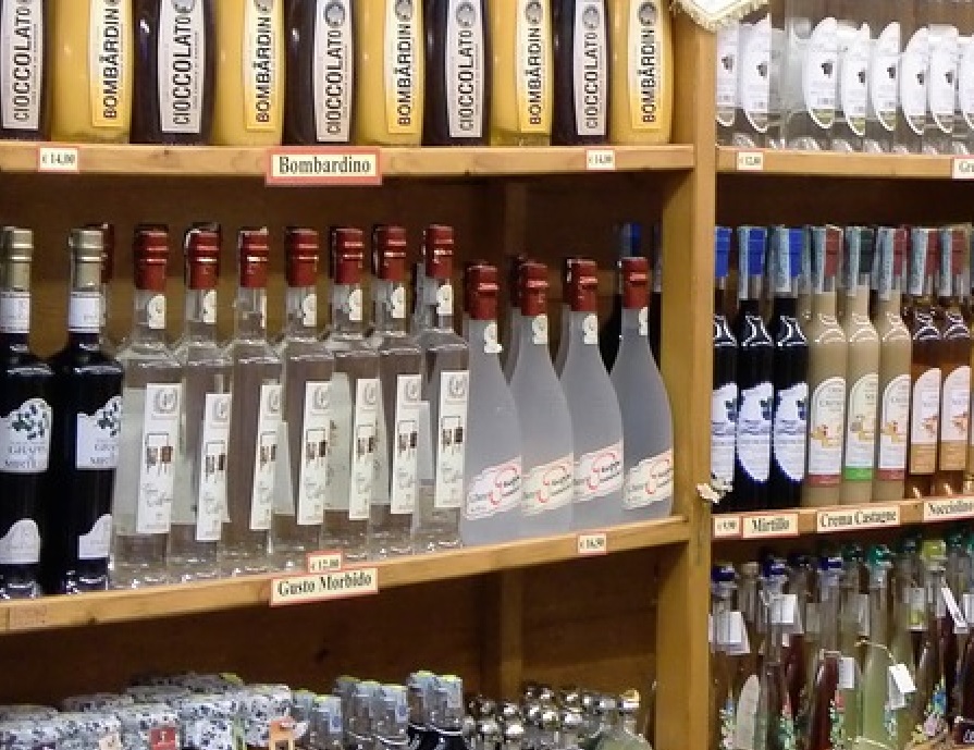 Столичные магазины проверят на предмет продажи алкоголя школьникам, фото