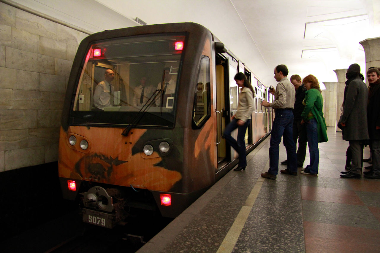 Поезд «Город образования» начал курсировать по «оранжевой» ветке столичного метро, фото