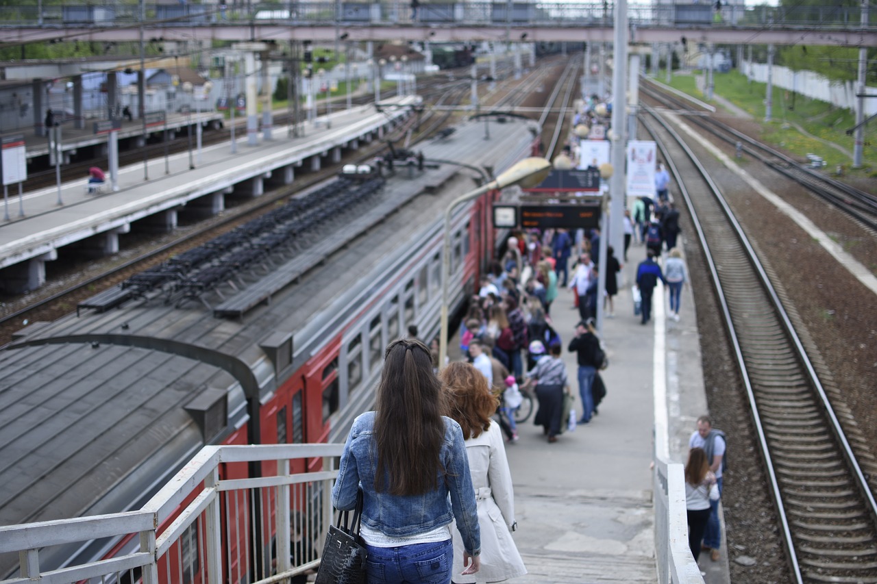 Льготный проезд в пригородных поездах вступил в силу для пенсионеров Москвы, фото