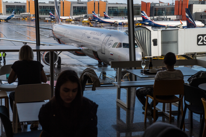Рабочий помешал взлету Boeing в аэропорту «Шереметьево», фото