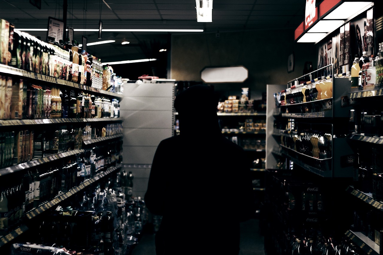 Магазины в Москве проверят на предмет продажи нелегального алкоголя, фото
