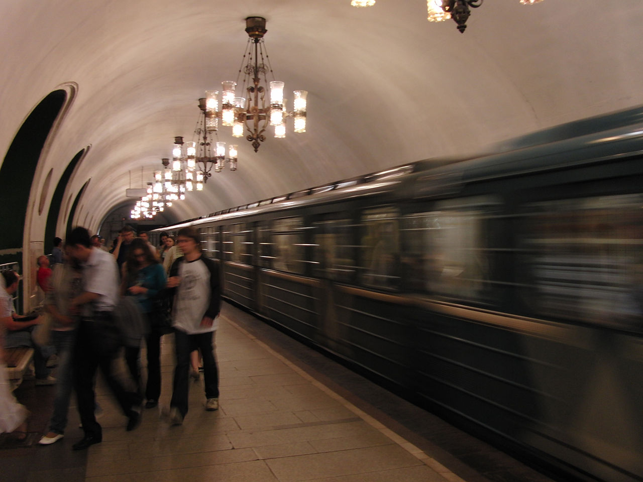 Новые навесы появятся над входами семи станций московского метро, фото
