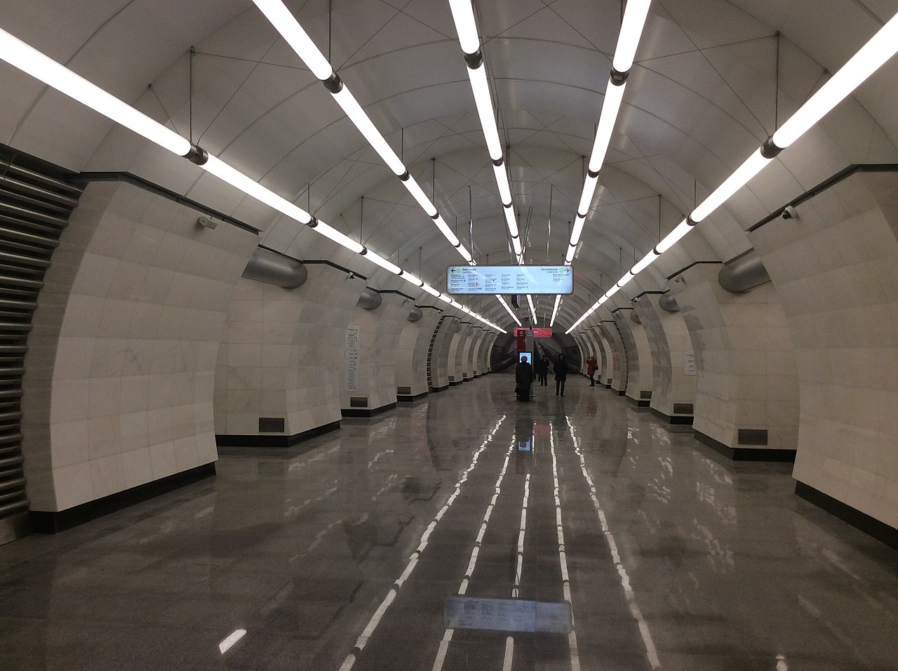 В Москве из-за подтопления закрыто три станции метро, фото