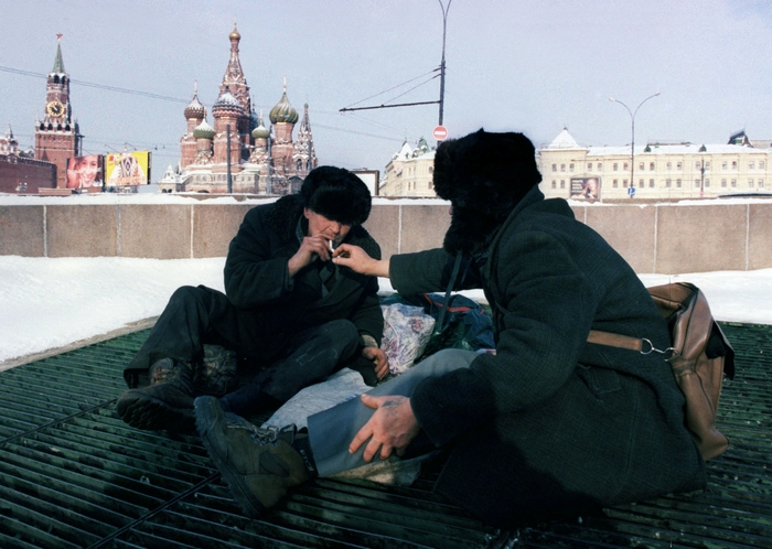 Москвичей призвали в холода жертвовать теплую одежду бездомным, фото