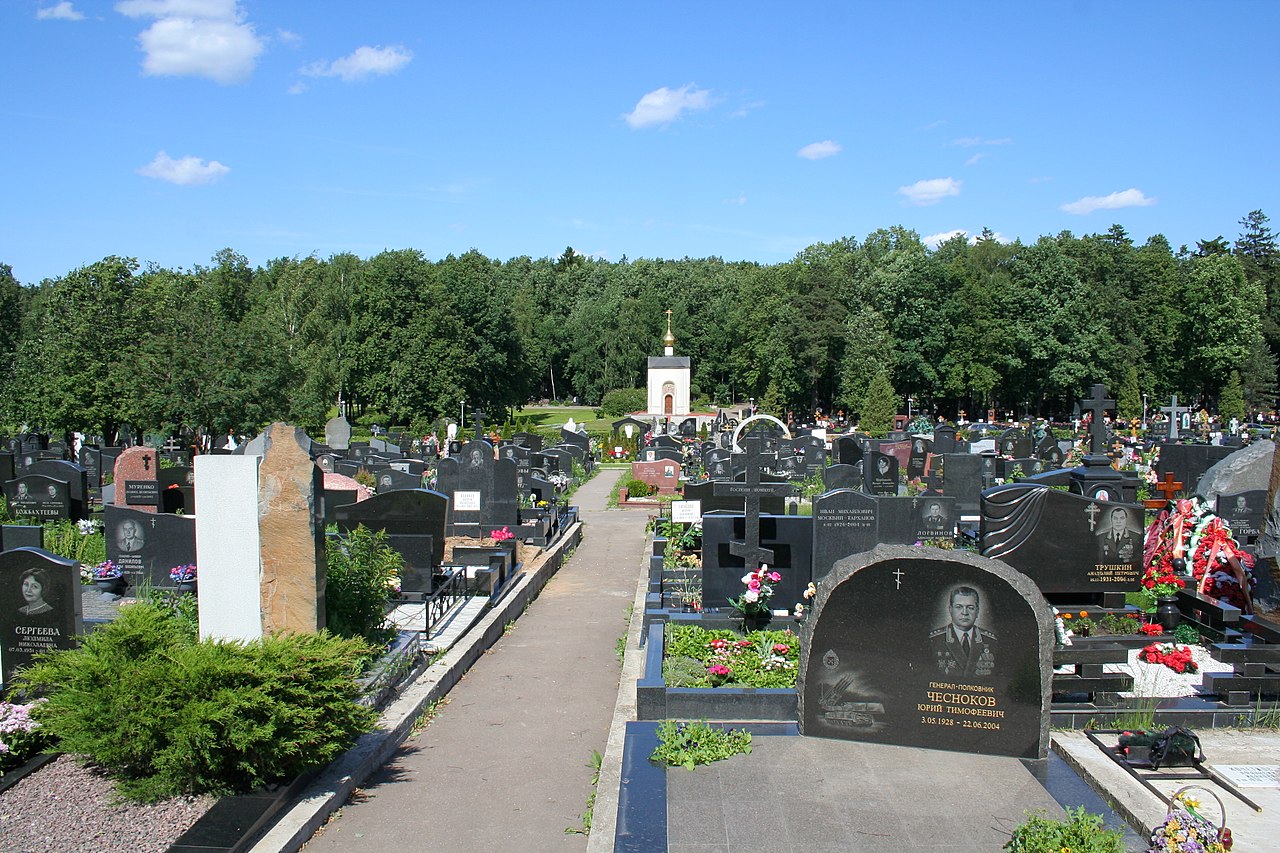 На кладбищах Москвы планируют проводить экскурсии, фото
