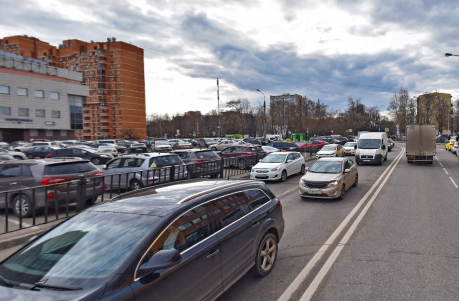 В Москве сделали бесплатной парковку на улице Гарибальди, фото