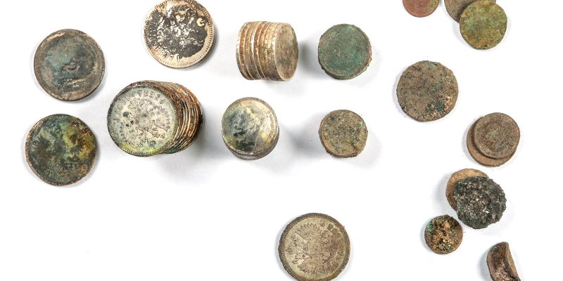 Археологи нашли клад из серебряных и медных монет на Долгоруковской улице, фото