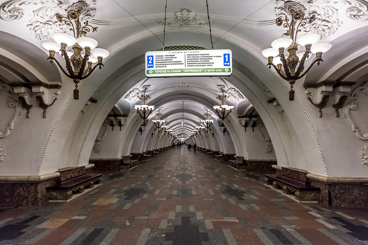 Эскалатор на станции метро «Арбатская» закрыли на ремонт до 17 мая, фото