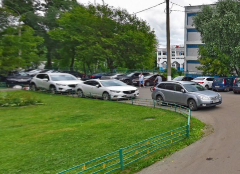 Власти Москвы решили отказаться от заборов вокруг газонов, фото