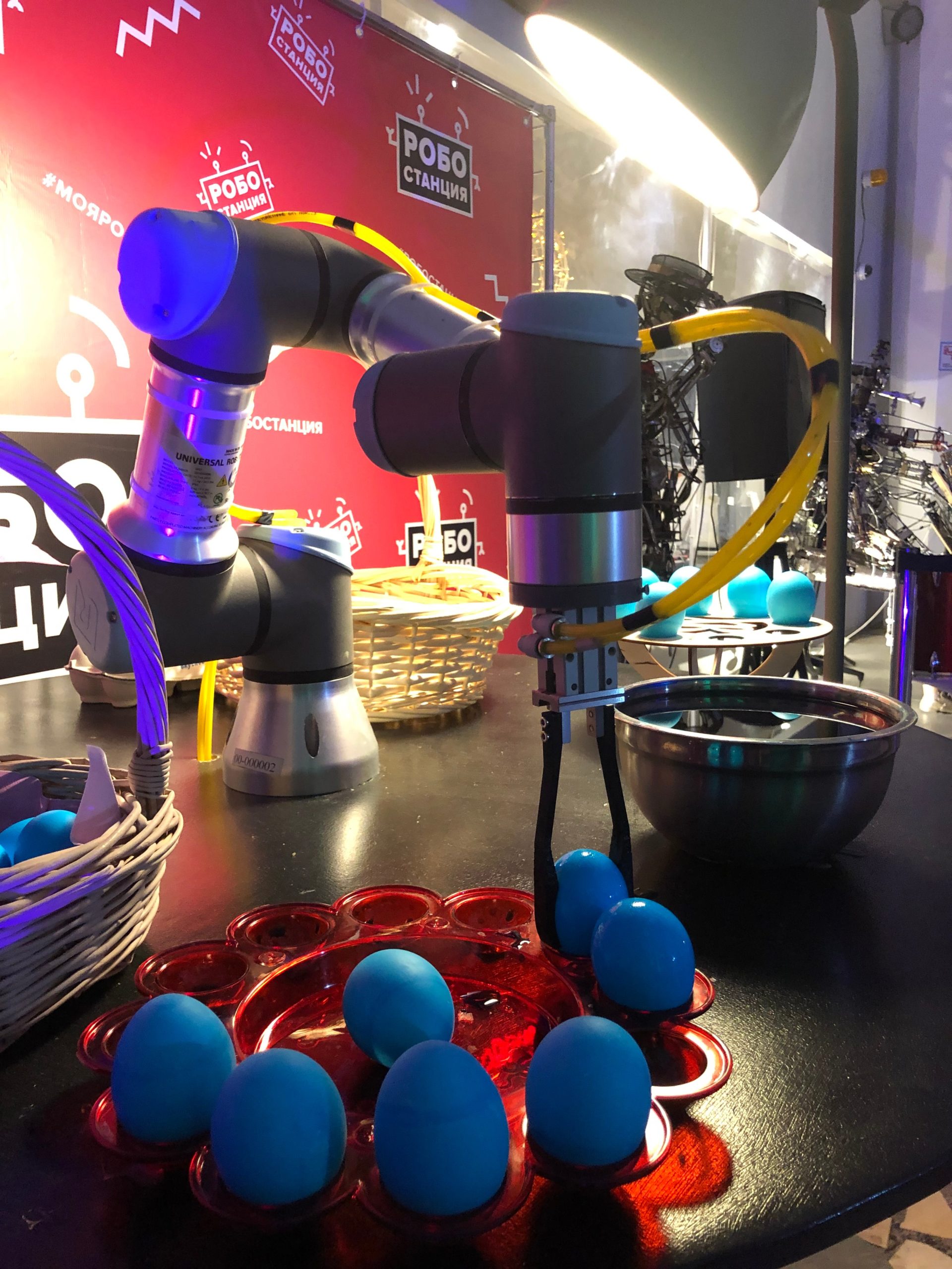 Робот Universal покрасит к пасхе 500 яиц, фото