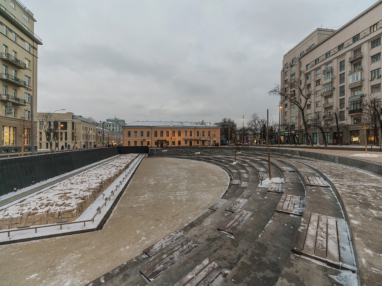 «Яму» на Хохловской площади в Москве оградили забором, фото