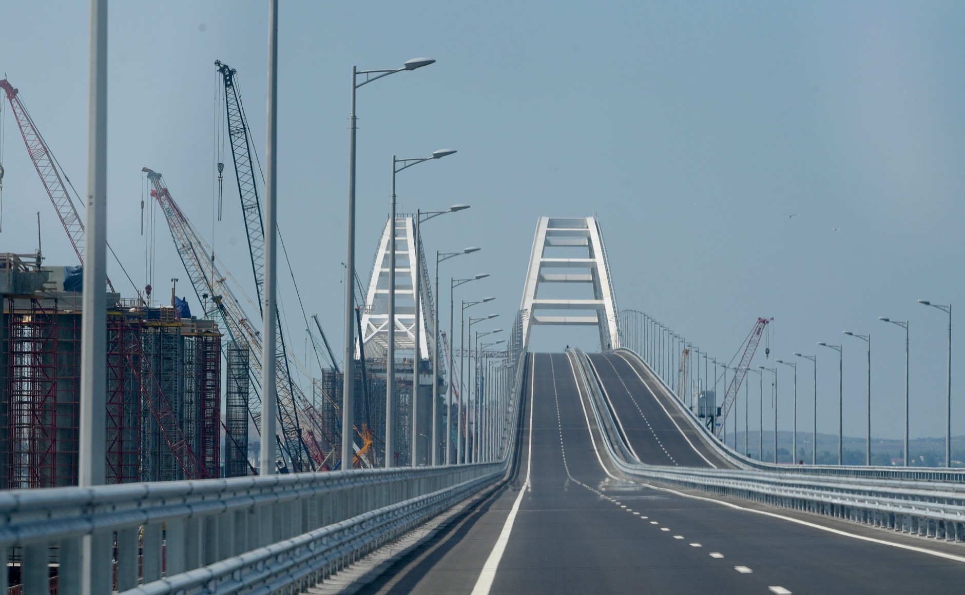 Водитель BMW проехал по Крымском мосту со скоростью 243 км/ч, фото