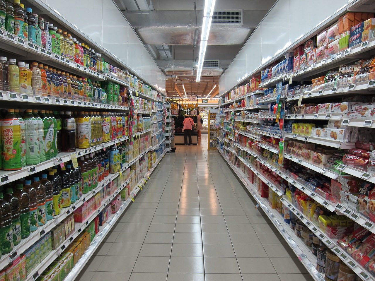 В российских супермаркетах чаще всего похищают колбасу, сыр и конфеты, фото