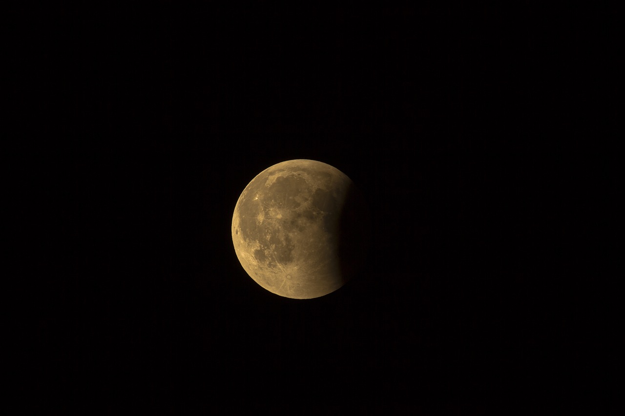 Частичное лунное затмение можно будет увидеть в ночь с 16 на 17 июля, фото