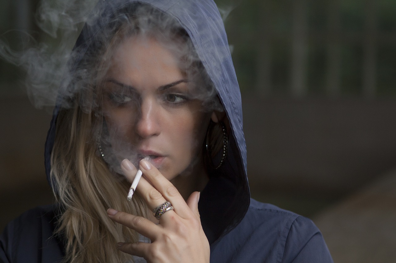 Россияне считают курение и экологию основными причинами рака легких, фото