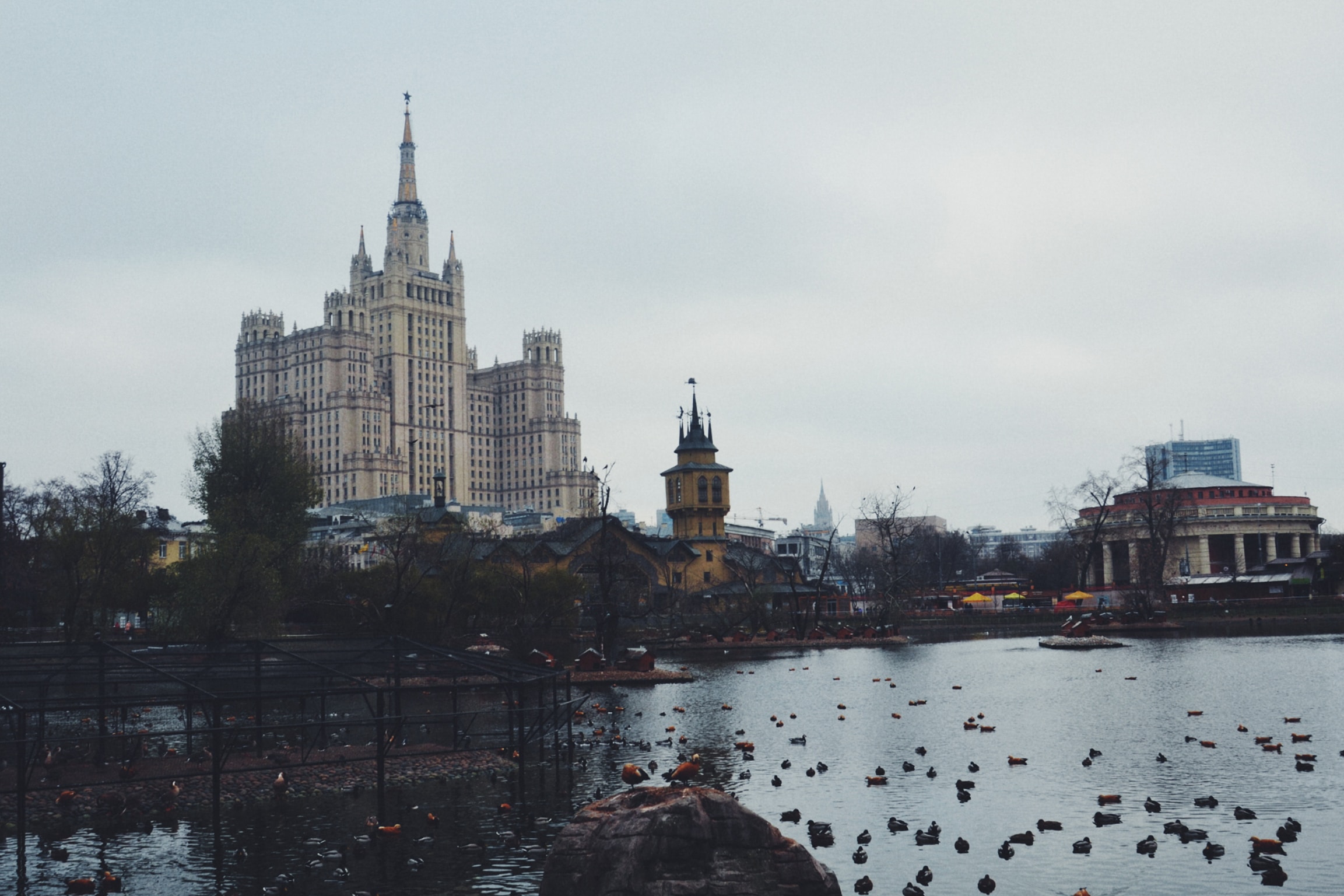 В пятницу в Москве ожидается до +11 градусов, дождь и ветер, фото