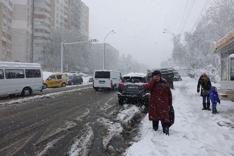 Черноморский циклон принесет в Москву снег и гололедицу, фото
