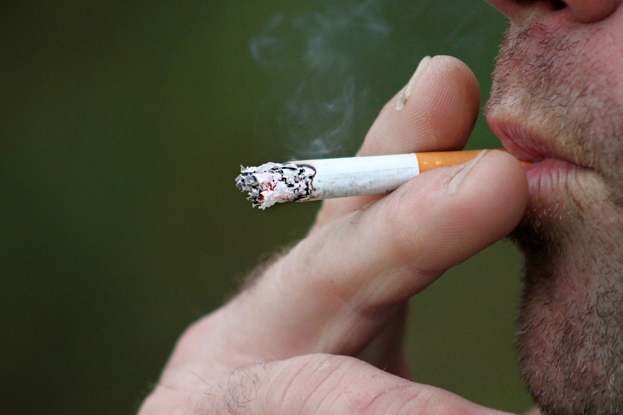 Минздрав рассказал о воздействии табачного дыма на зрение детей, фото