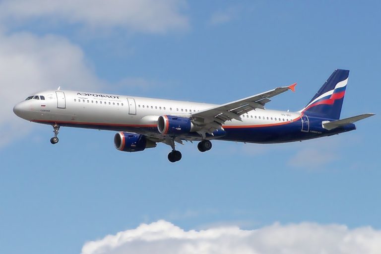 Рейс Хабаровск-Москва вернулся в аэропорт после сообщения о минировании, фото