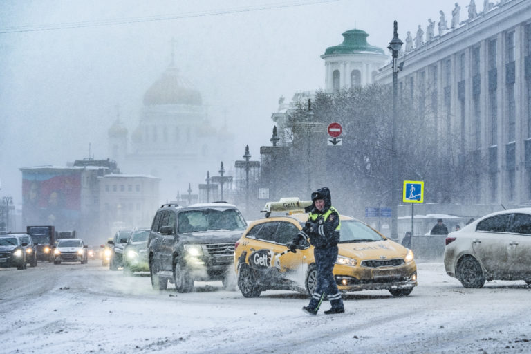 Водителей Москвы предупредили о сильной гололедице на дорогах, фото