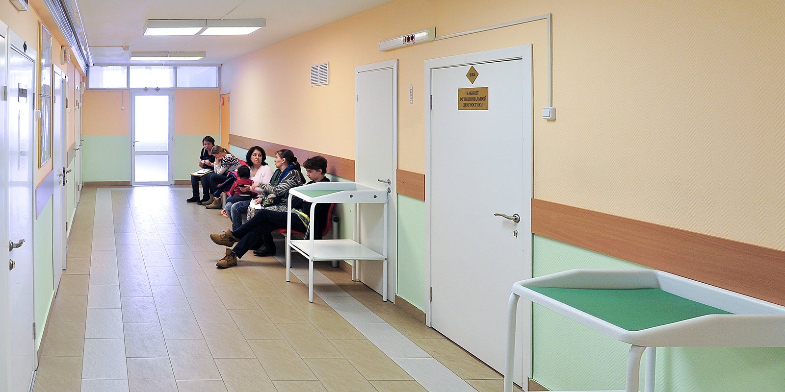 Сотрудники центров госуслуг расскажут москвичам о капремонте поликлиник, фото