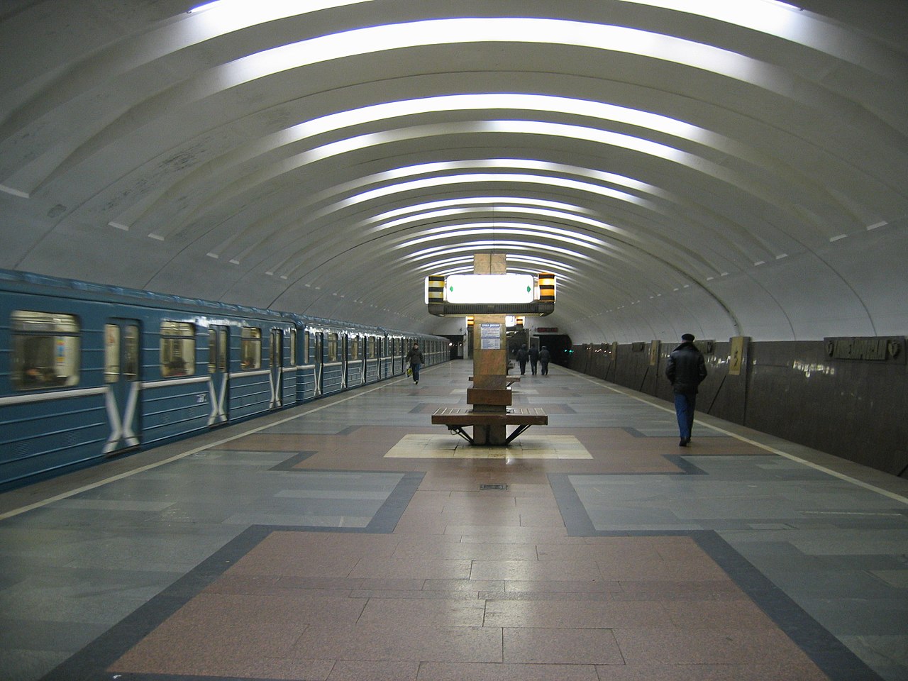 Сбой в движении поездов произошел на "зеленой" ветке метро, фото
