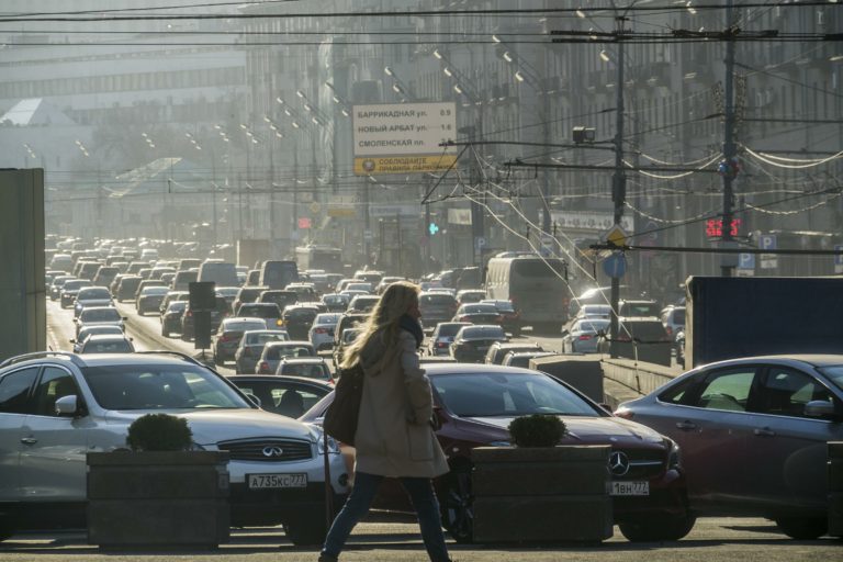 ЦОДД предупредил о предпраздничных пробках в Москве, фото