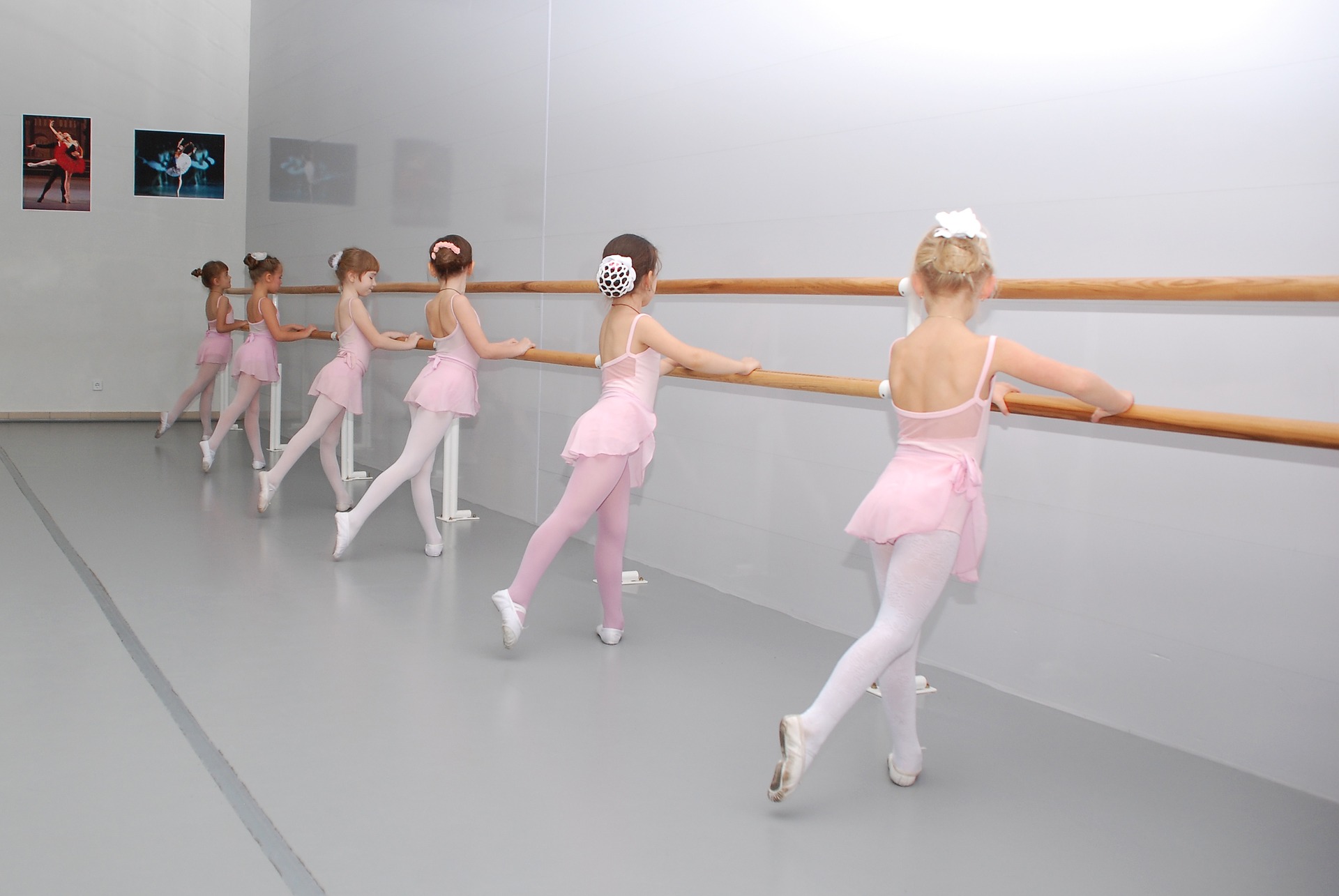 Урок музыки балет хореография 1 класс. Классическая хореография для детей. Детская школа балета. Классический танец дети. Дети у хореографического станка.